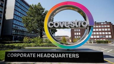 Logo des Chemiekonzerns Covestro an der Firmenzentrale in Leverkusen