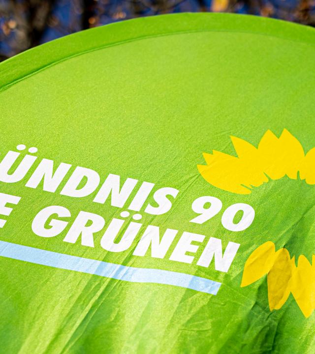 Fahne mit Logo der Partei Bündnis 90/Die Grünen.