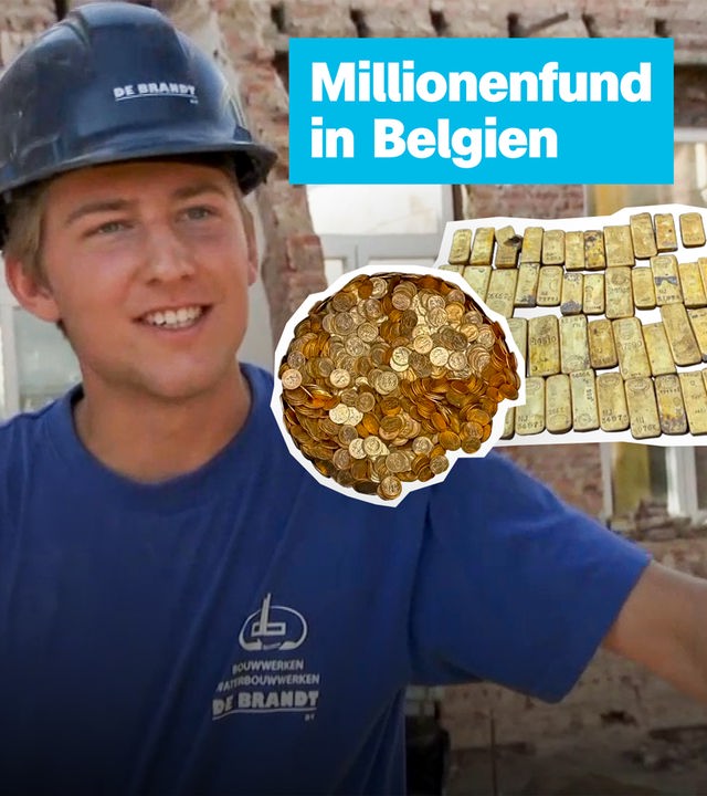 Ein junger Mann mit Arbeitshelm und Goldmünzen sowie Goldbarren