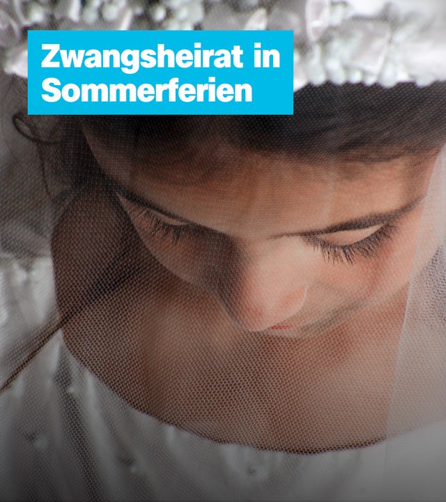 Eine Collage zeigt ein Foto von einem Mädchen, das einen Schleier trägt und nach unten schaut, darüber eine Schriftzug in einer blauen Box: Zwangsheirat in Sommerferien.