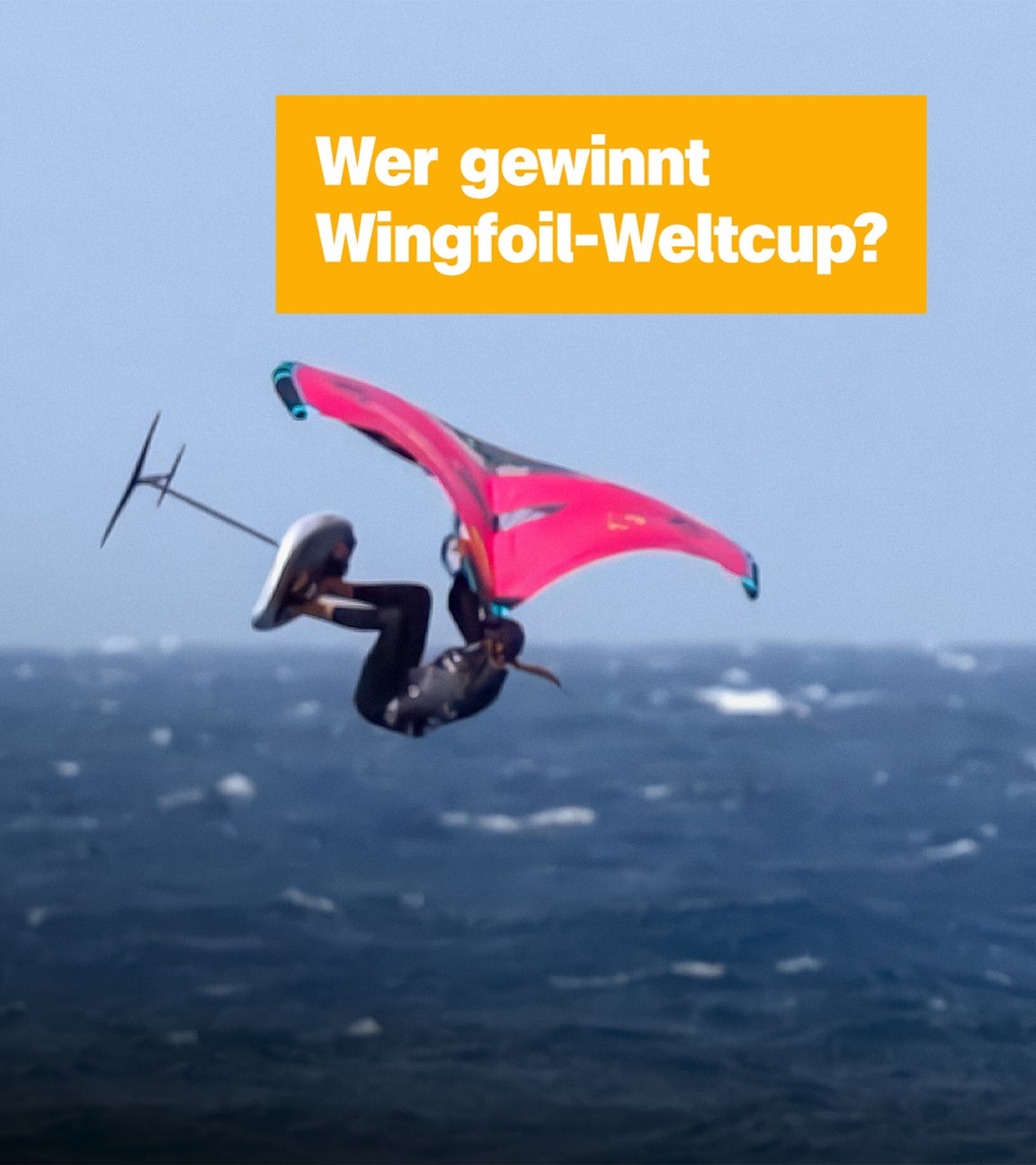 Auf einem Foto von einem Menschen auf dem Meer beim Wingfoiling daneben steht auf einem gelben Kästchen: Wer gewinnt Wingfoil-Weltcup?