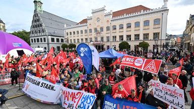  Teilnehmer einer Großkundgebung protestieren auf dem Hauptmarkt in Zwickau