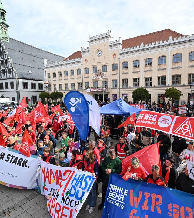  Teilnehmer einer Großkundgebung protestieren auf dem Hauptmarkt in Zwickau