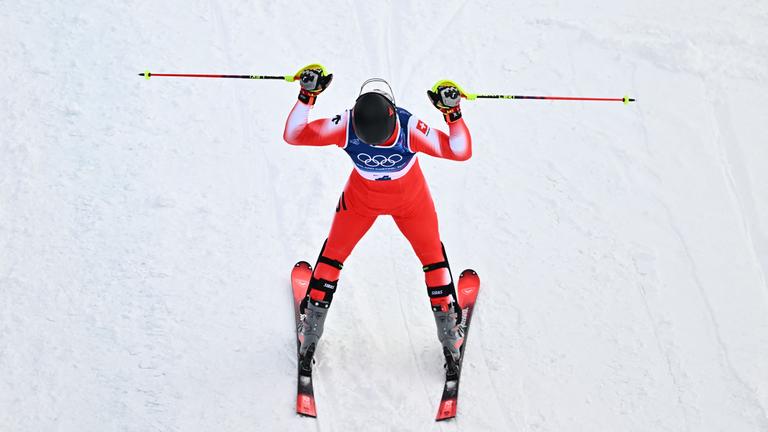 Loic Meillard feiert seinen Sieg im Slalom der Männer bei den Olympische Winterspiele Mailand Cortina 2026.