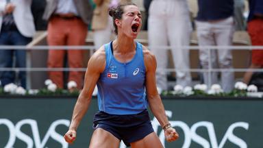 Tennisspielerin Lois Boisson schreit ihre Freude heraus