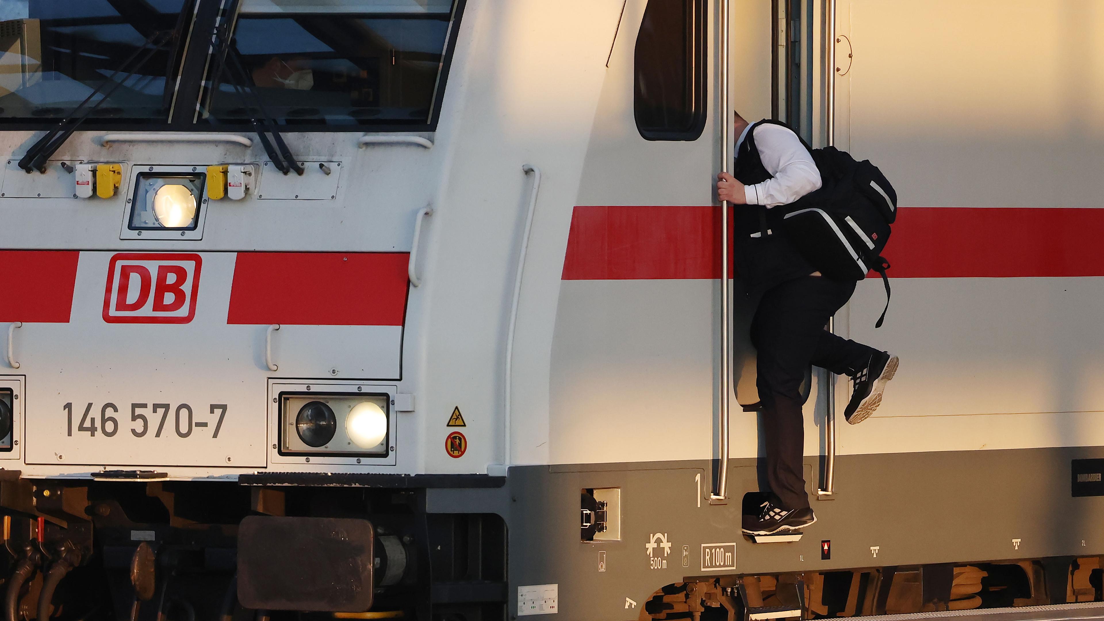 Ein Lokführer steigt in einen Triebwagen