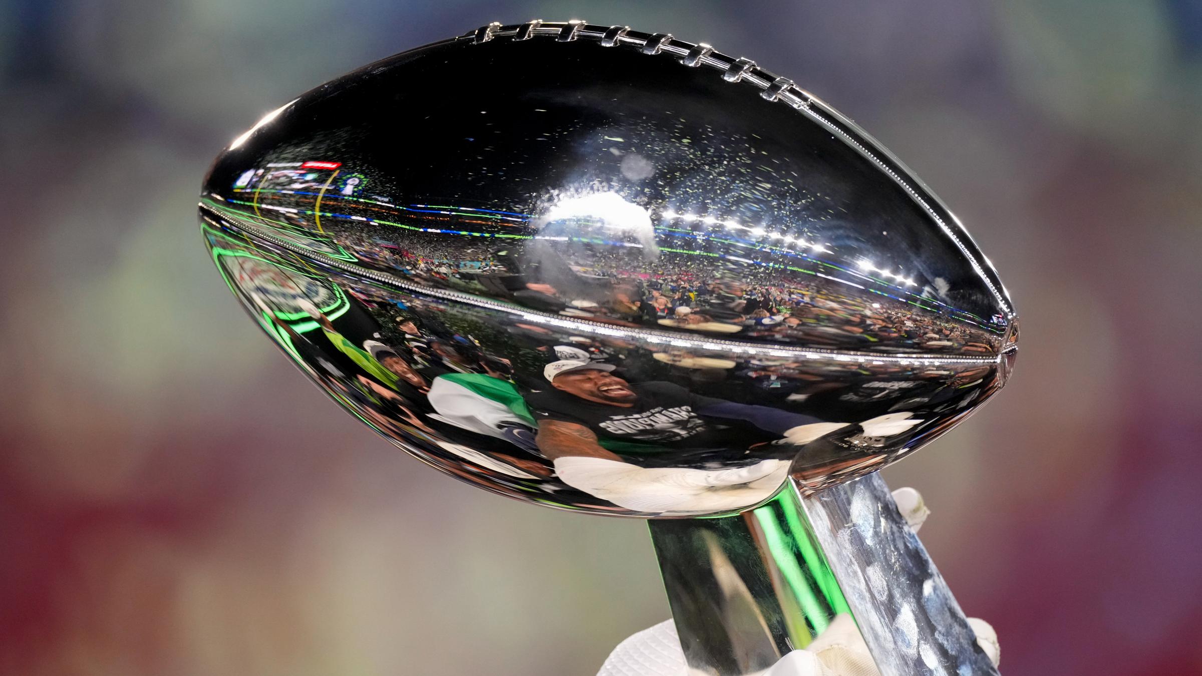 Die Lombardi Trophy wird hochgehalten, nachdem die Seattle Seahawks die New England Patriots im NFL Super Bowl 60 Footballspiel am 08.02.2026, in Santa Clara, Kalifornien, besiegt haben.