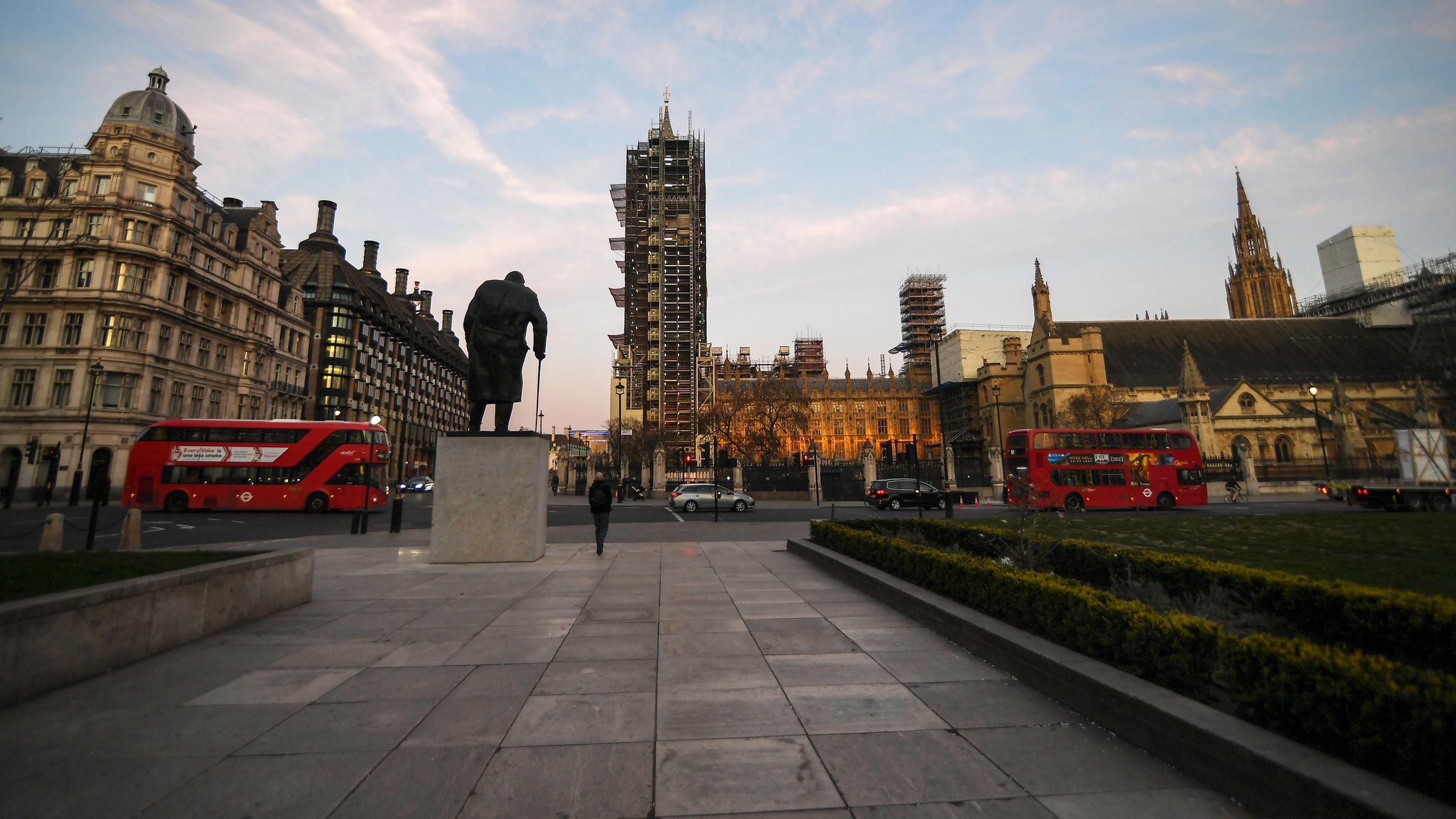 London - Ansicht eines fast leeren Parlamentsplatzes 