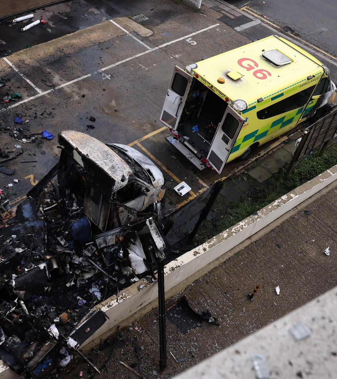 Die ausgebrannten Überreste eines jüdischen Rettungsdienstes in London, Großbritannien.