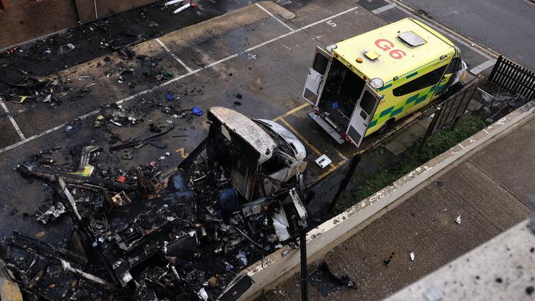 Die ausgebrannten Überreste eines jüdischen Rettungsdienstes in London, Großbritannien.