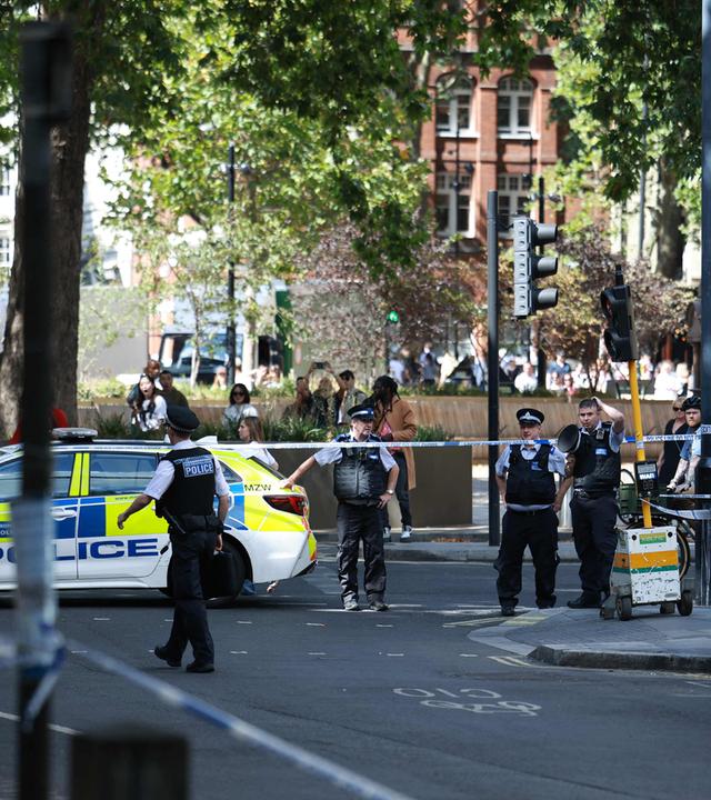 Polizisten stehen an einer Absperrung in der Nähe des Shaftesbury Theatre im Zentrum Londons.