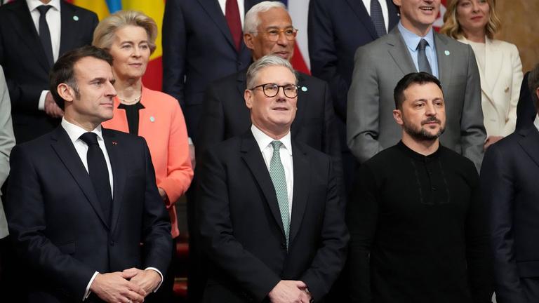 Der französische Präsident Emmanuel Macron, der britische Premierminister Keir Starmer und der ukrainische Präsident Volodymyr Zelensky (von links) posieren während eines Gruppenfotos bei einem Ukraine-Gipfel im Lancaster House in London