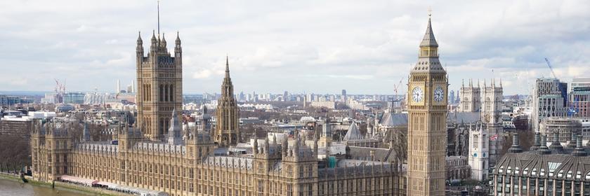 Eine Stadtansicht von London, mit Fokus auf den Big Ben und den Westminster Palast.