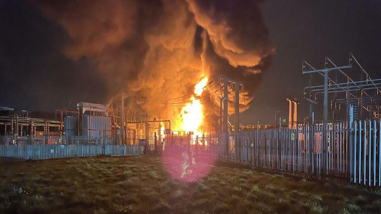 21.03.2025, Großbritannien, London: Das Umspannwerk in Hayes steht in Brand.