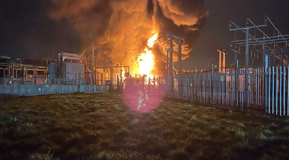 21.03.2025, Großbritannien, London: Das Umspannwerk in Hayes steht in Brand.