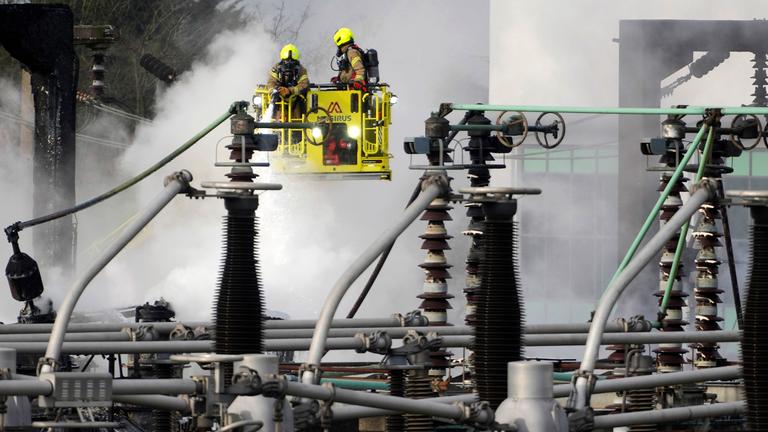 Feuerwehrleute löschen das Feuer im Umspannwerk North Hyde
