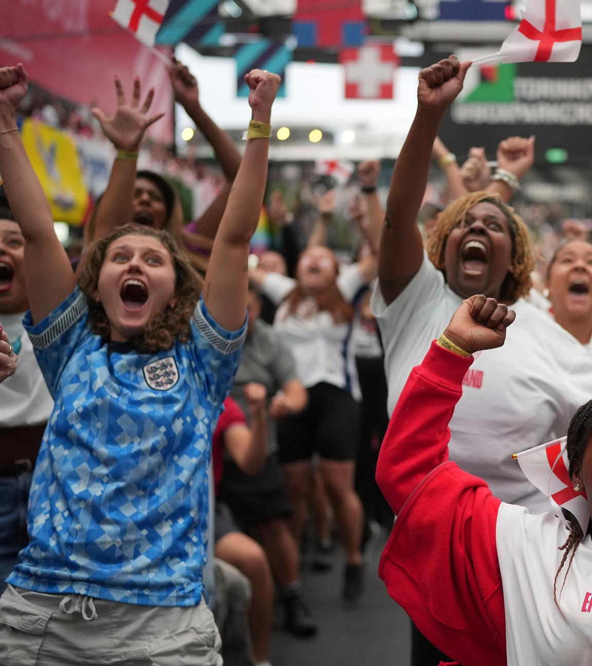 Mehrere Frauen jubeln bei einem Public Viewing in London des EM-Finales