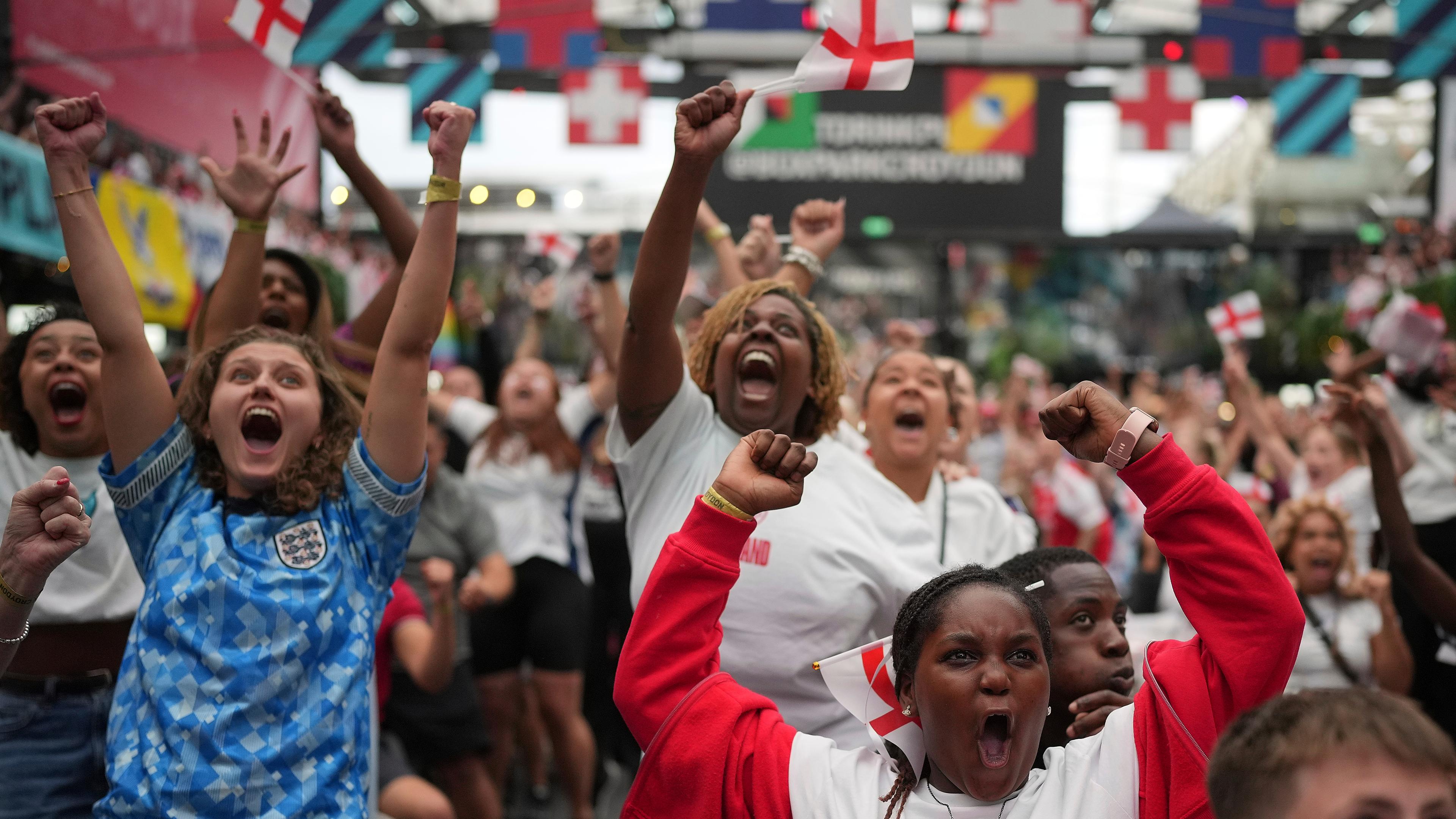 Mehrere Frauen jubeln bei einem Public Viewing in London des EM-Finales