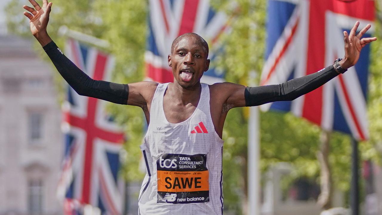 Großbritannien, London: Sabastian Sawe aus Kenia reagiert nach seinem Sieg beim London Marathon im Ziel.