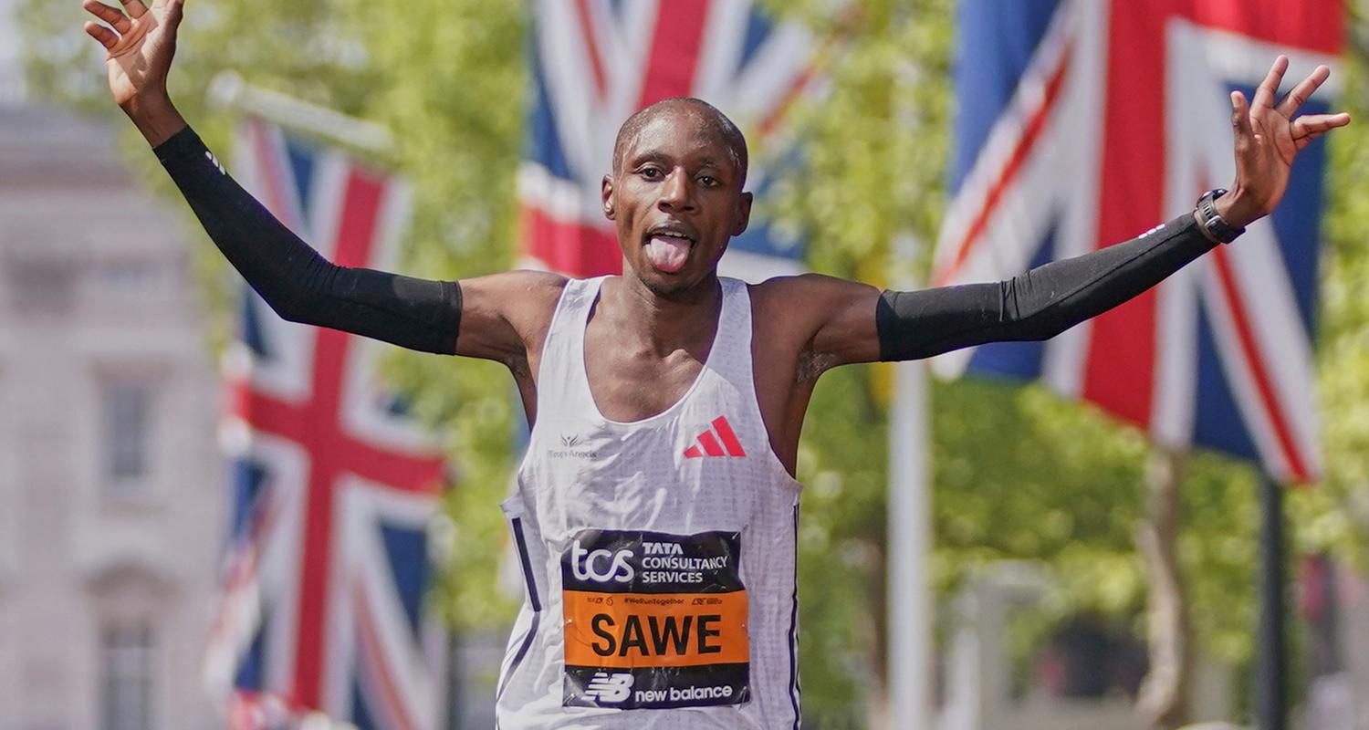 Großbritannien, London: Sabastian Sawe aus Kenia reagiert nach seinem Sieg beim London Marathon im Ziel.