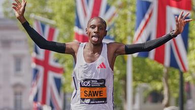 Großbritannien, London: Sabastian Sawe aus Kenia reagiert nach seinem Sieg beim London Marathon im Ziel.