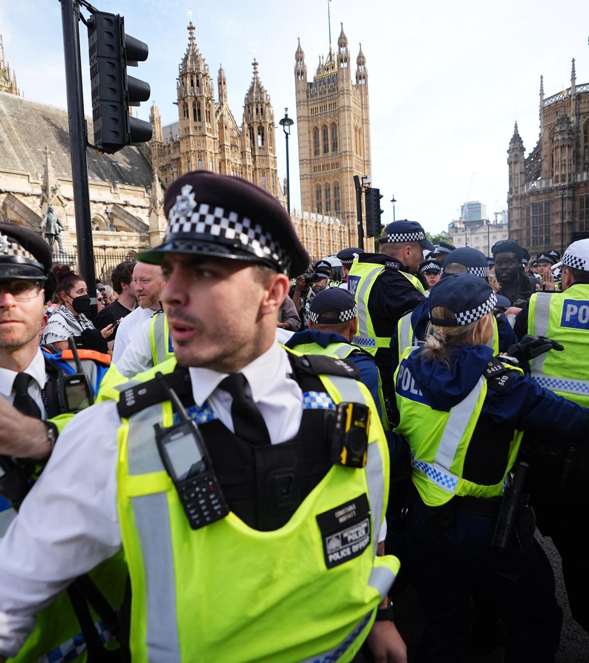 Polizei und Demonstranten während einer von Defend our Juries organisierten Protestaktion unter dem Motto „Lift the Ban on Palestine Action” auf dem Parliament Square in London.