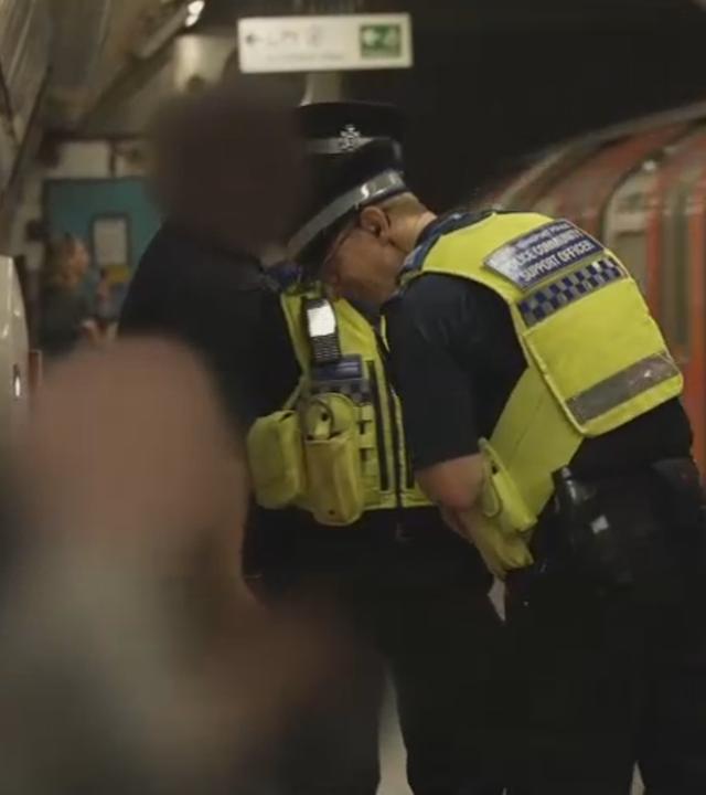 Polizisten in der Londoner U-Bahn.