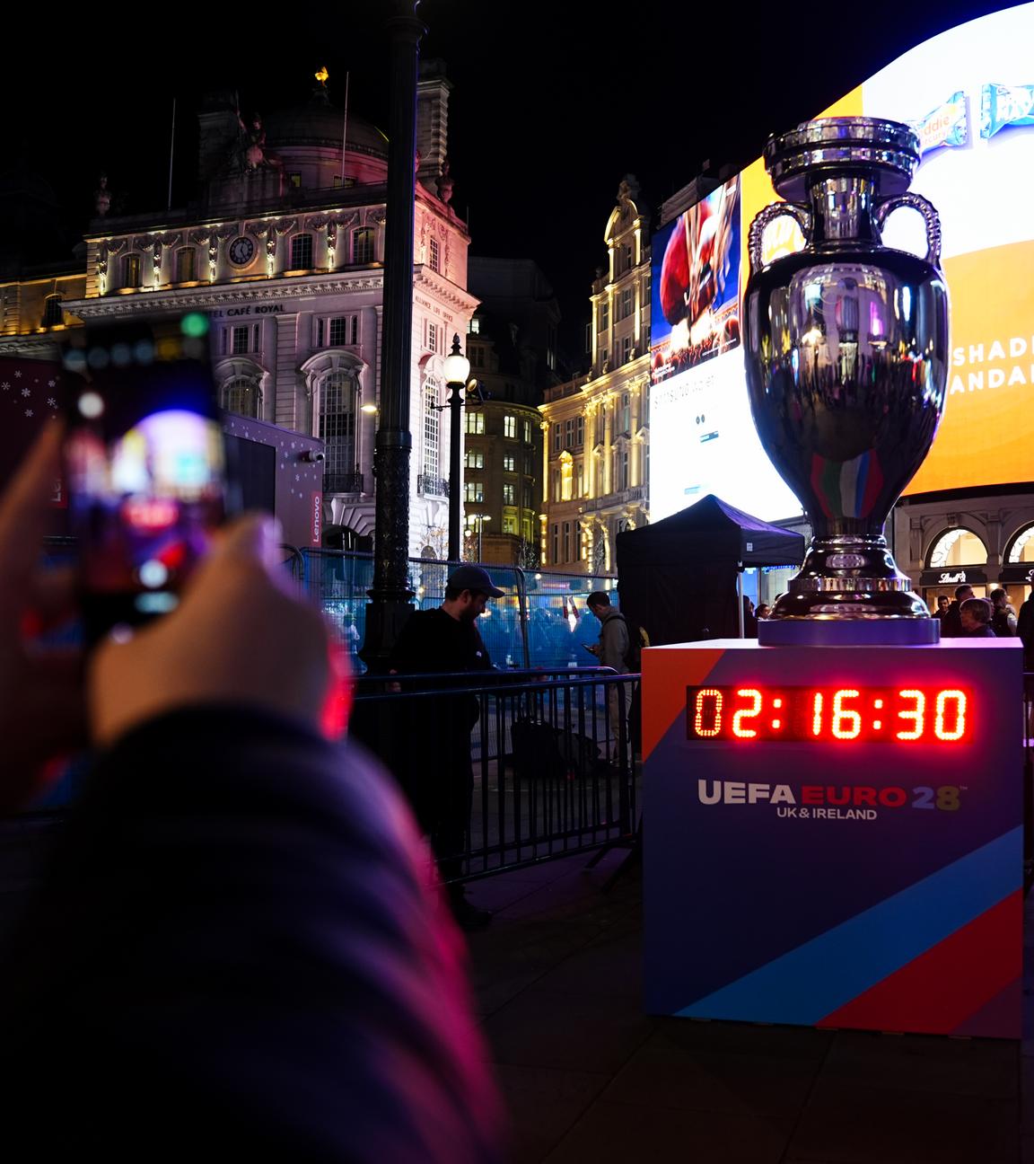 UEFA nennt Details zur EM 2028: EM-Pokal am Piccadilly Circus in London.