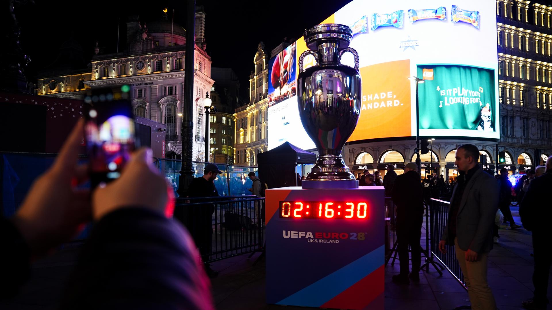 UEFA nennt Details zur EM 2028: EM-Pokal am Piccadilly Circus in London.