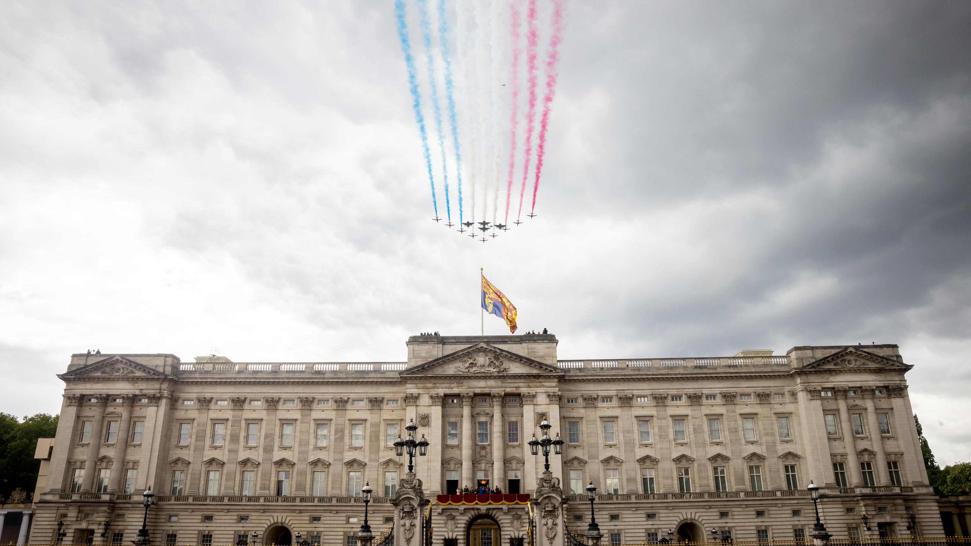 Militärflugzeuge fliegen über den Buckingham Palace anlässlich der VE-Day-Parade.