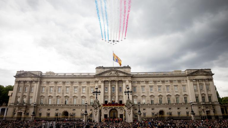 Militärflugzeuge fliegen über den Buckingham Palace anlässlich der VE-Day-Parade.