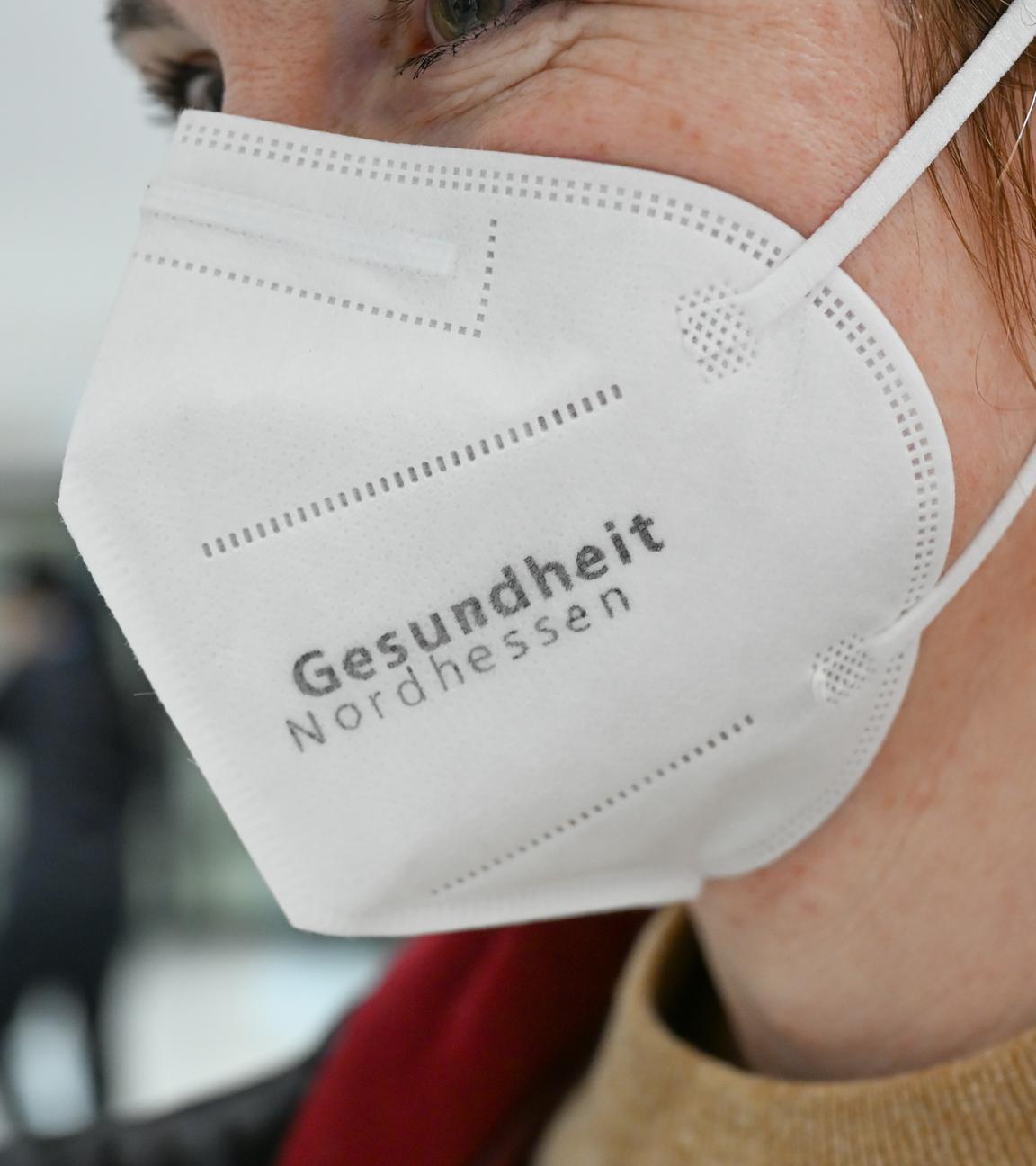 Eine Frau trägt im Klinikum Kassel einen Mund-Nasen-Schutz mit dem Schriftzug "Gesundheit Nordhessen".