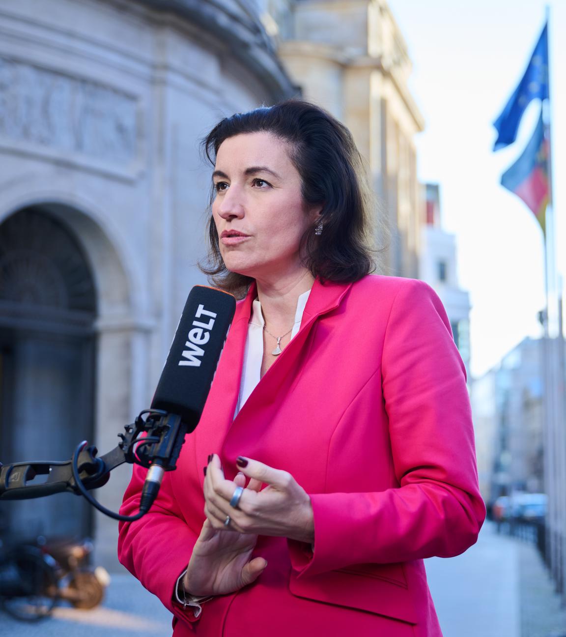 Dorothee Bär (CSU), Bundesministerin für Forschung, Technologie und Raumfahrt spricht vor dem Gesundheitsministerium.