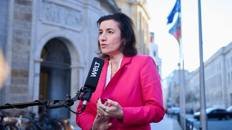 Dorothee Bär (CSU), Bundesministerin für Forschung, Technologie und Raumfahrt spricht vor dem Gesundheitsministerium.