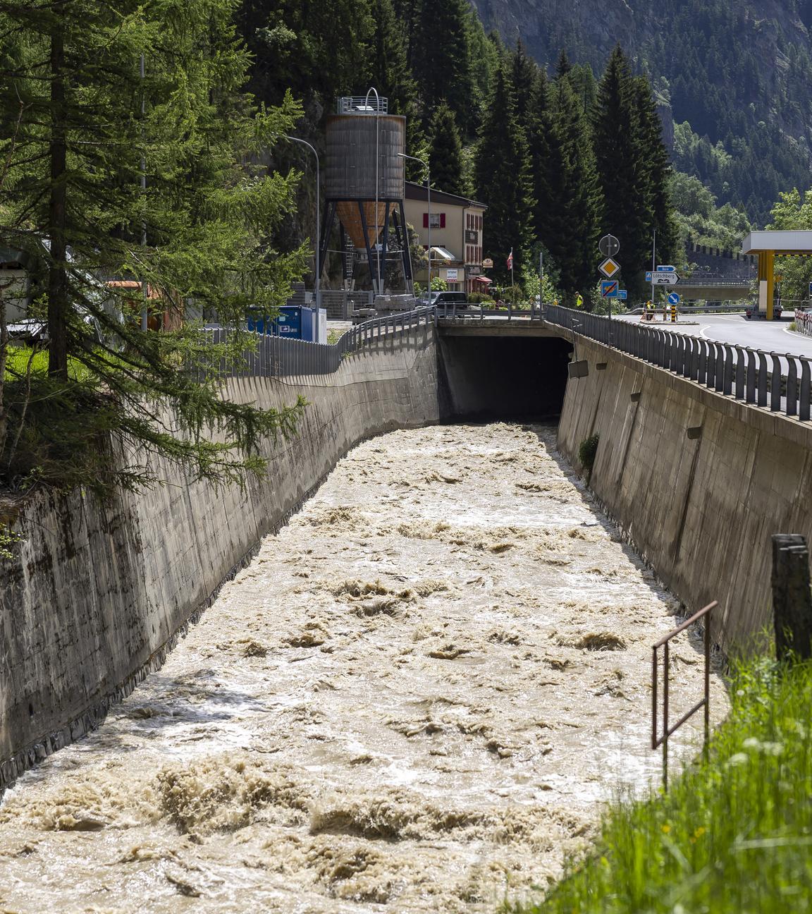 Die Lonza fliesst in Goppenstein Richtung Gampel-Steg.