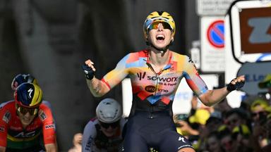 Die niederländische Fahrerin Lorena Wiebes jubelt bei der Überquerung der Ziellinie und gewinnt die erste (von neun) Etappen am 1. August 2026 in Lausanne.