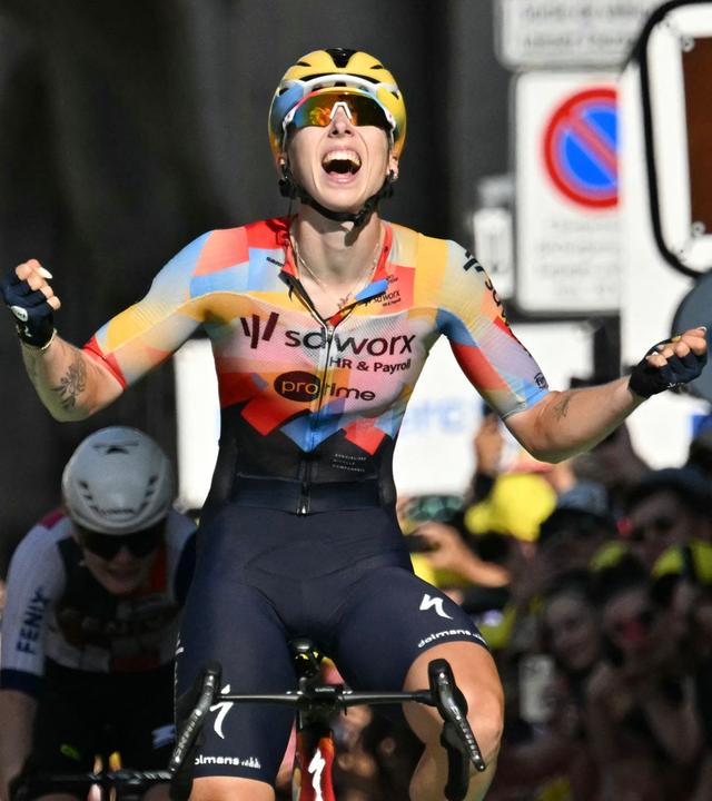 Die niederländische Fahrerin Lorena Wiebes jubelt bei der Überquerung der Ziellinie und gewinnt die erste (von neun) Etappen am 1. August 2026 in Lausanne.