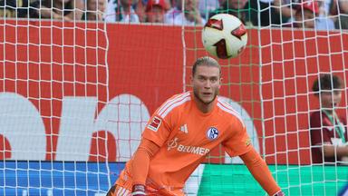 Torwart Loris Karius des FC Schalke blickt im Spiel gegen den FC Augsburg auf einen Ball, der auf ihn zufliegt