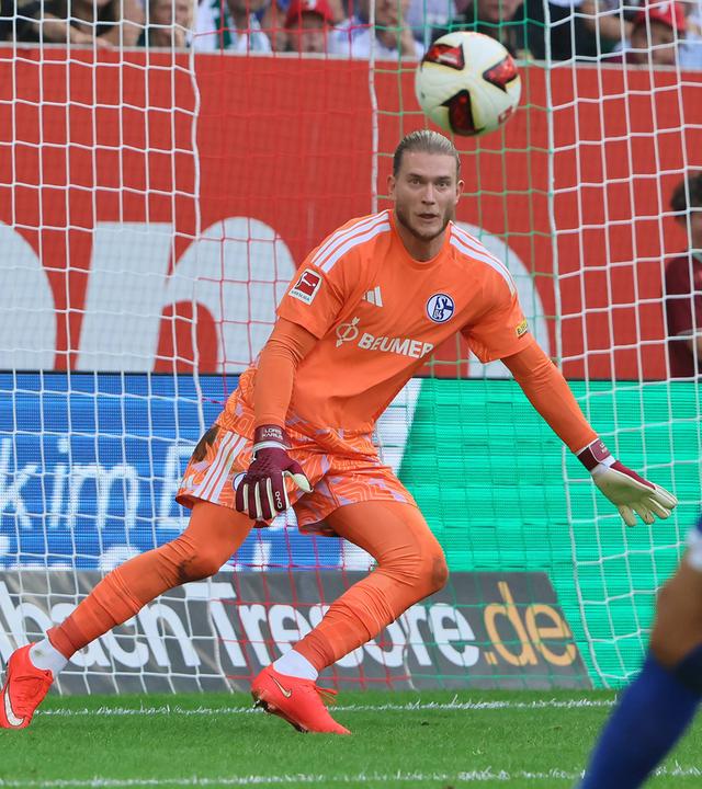 Torwart Loris Karius des FC Schalke blickt im Spiel gegen den FC Augsburg auf einen Ball, der auf ihn zufliegt