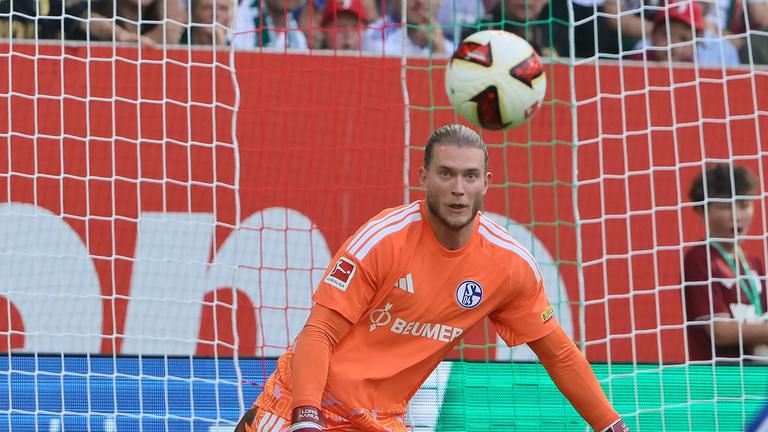 Torwart Loris Karius des FC Schalke blickt im Spiel gegen den FC Augsburg auf einen Ball, der auf ihn zufliegt