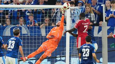 Schalke-Keeper Loris Karius pariert einen Kopfball von Dayot Upamecano