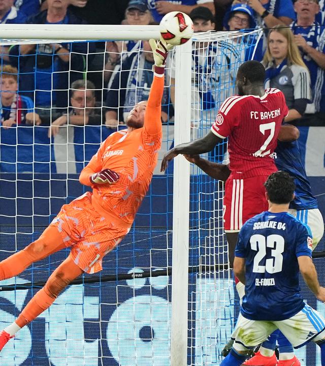Schalke-Keeper Loris Karius pariert einen Kopfball von Dayot Upamecano
