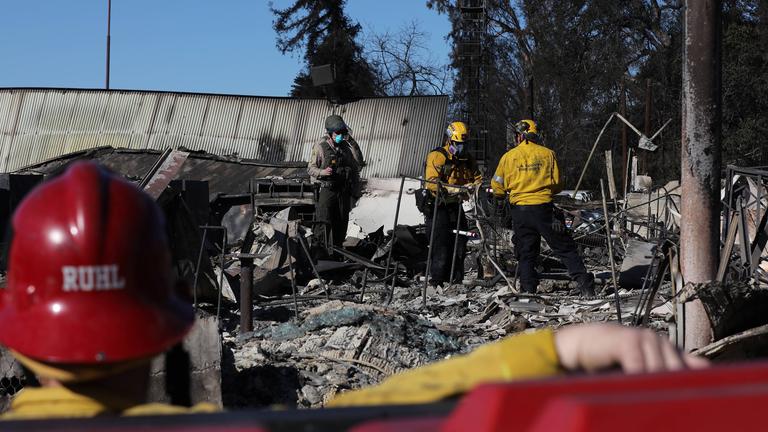 Los Angeles Fire Rescue- und San Diego Urban Search and Rescue-Teams durchsuchen, unterstützt von Vertretern des Los Angeles County Sheriff s Department, am 15. 01. 2025 in Altadena, Kalifornien, USA, nach durch Waldbrände beschädigten Gebäuden.