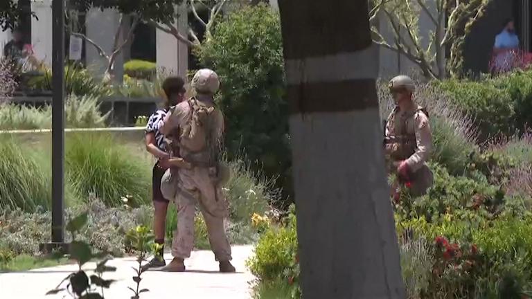 Zwei US-Marines bei der Festnahme eines Zivilisten in Los Angeles.
