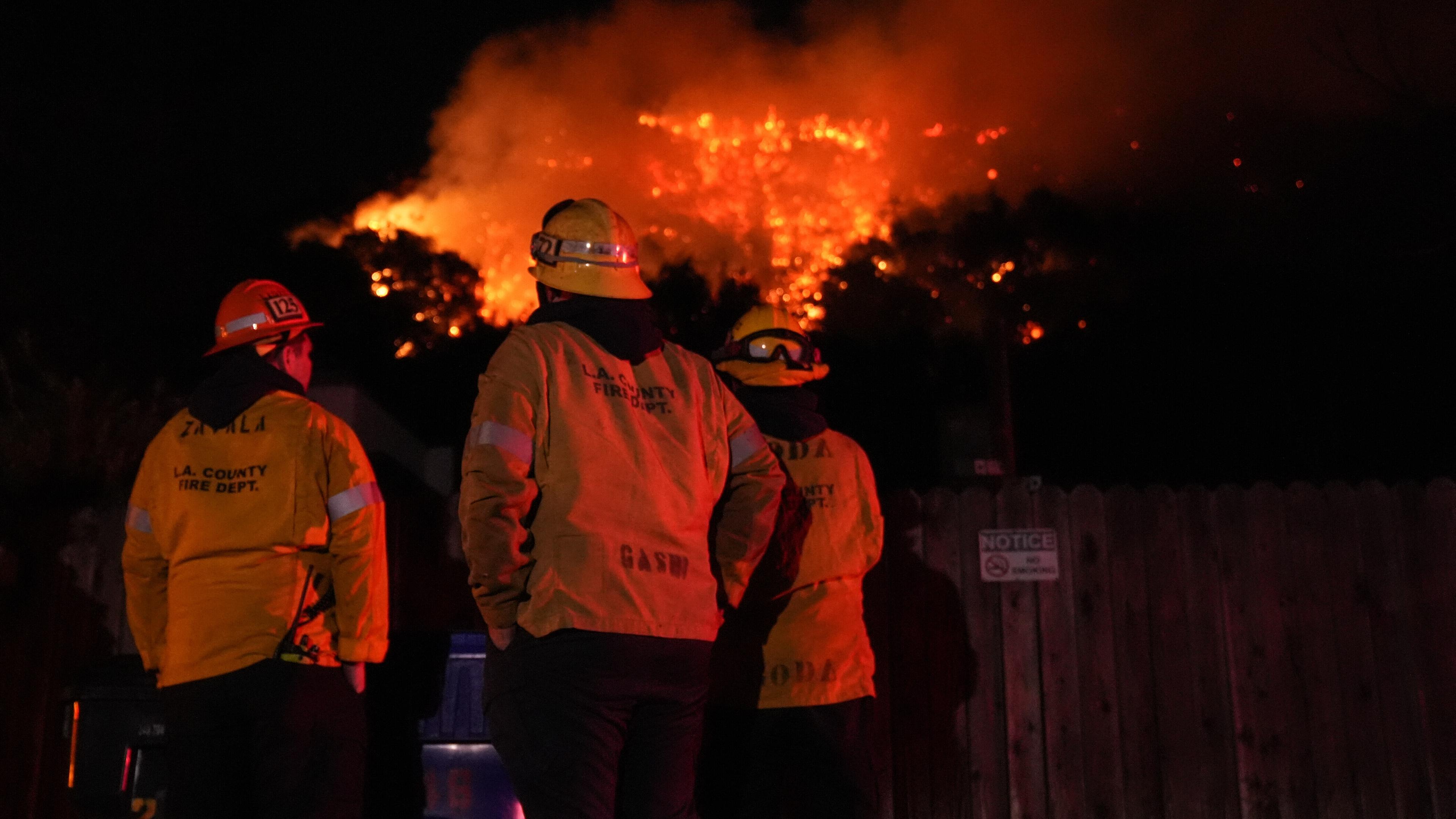 Feuerwehrleute des Los Angeles County Fire Department stehen wachsam bei der Bekämpfung von Waldbränden in Los Angeles