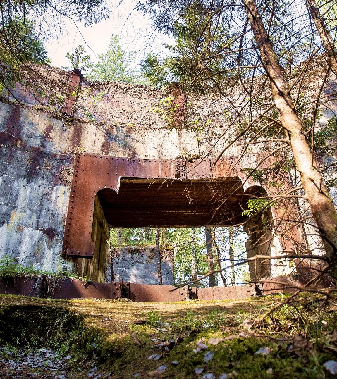 Blick auf eine verlassene Militäranlage auf der estnischen Insel Naissaar.
