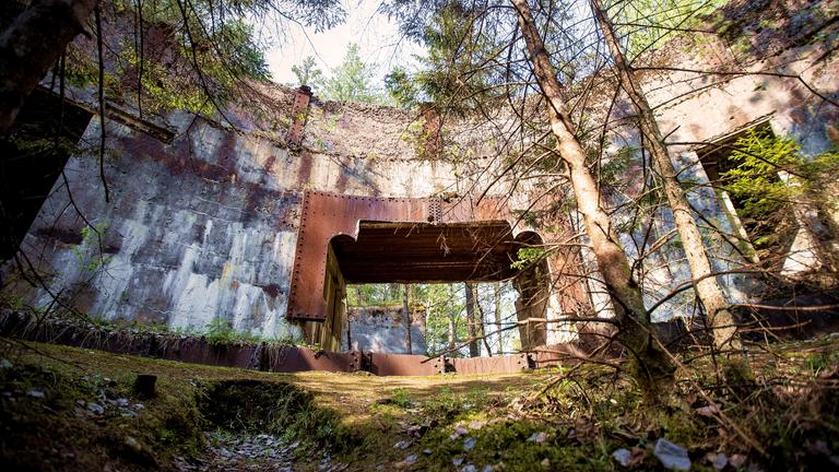 Blick auf eine verlassene Militäranlage auf der estnischen Insel Naissaar.