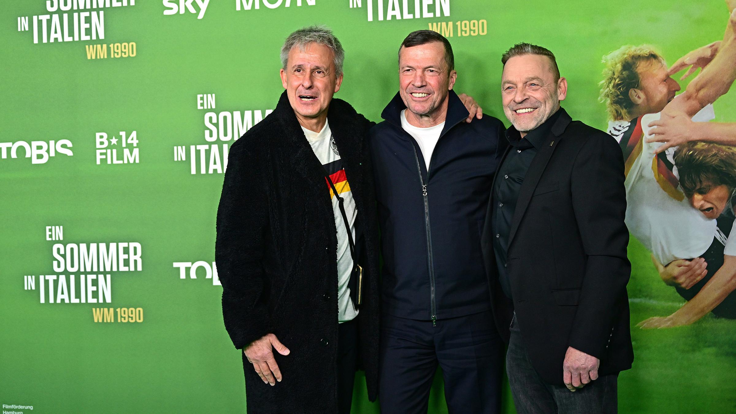 Pierre Littbarski, Lothar Matthäus und Thomas Häßler bei der Premiere von "Ein Sommer in Italien - WM 1990" in Hamburg. 