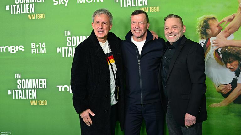Pierre Littbarski, Lothar Matthäus und Thomas Häßler bei der Premiere von "Ein Sommer in Italien - WM 1990" in Hamburg. 