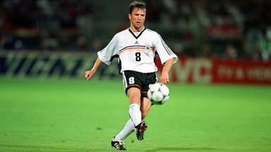 Lothar Matthäus, kurz nachdem er einen Chip-Ball gespielt hat.